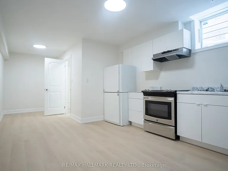 118 Fairholme Ave #1 — Photo 2