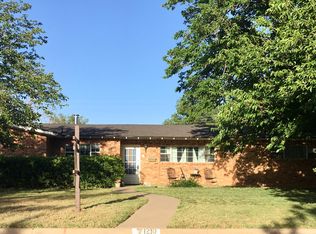 1210 Holiday Dr, Plainview, TX 79072