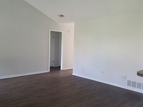3rd image of 225 Spur Dr