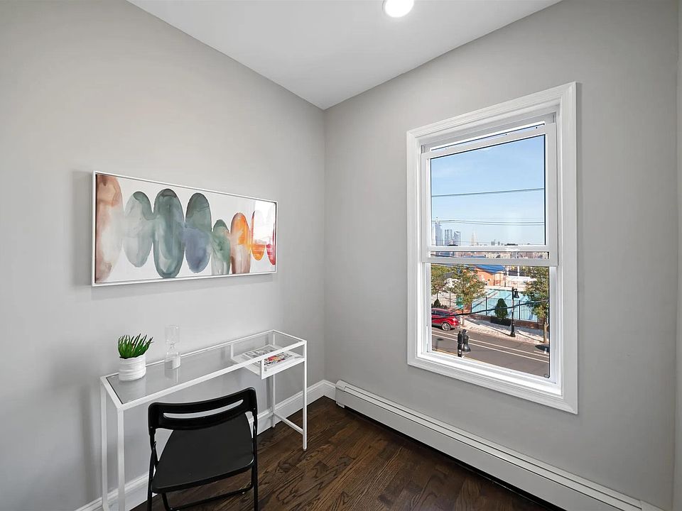 Office with inspirational Manhattan Skyline view.