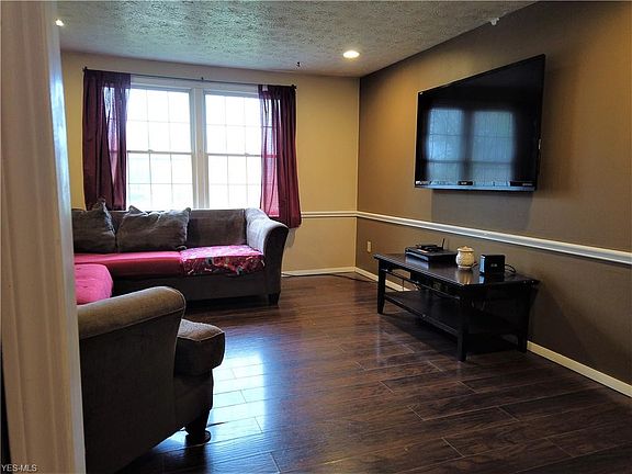 5th image of 825 Greenfield Dr