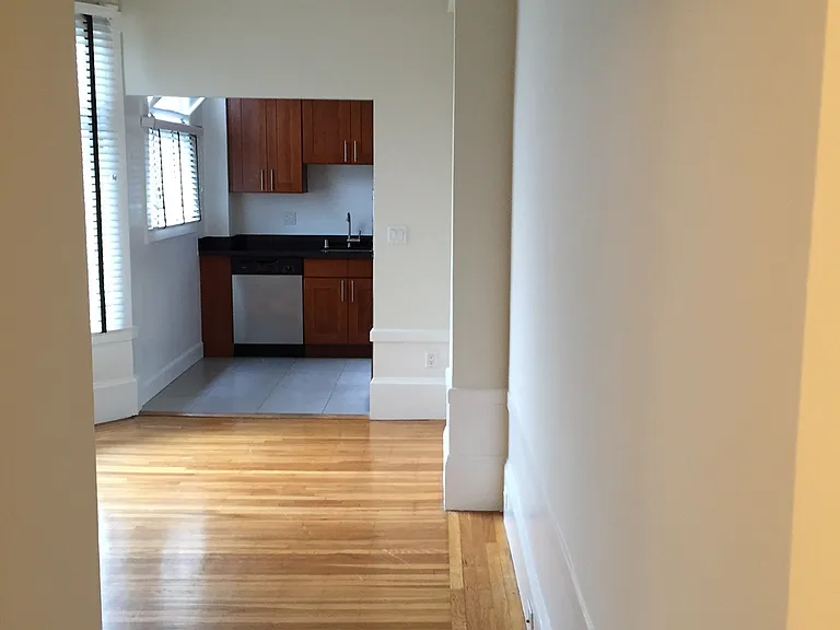 Corinthian Apartments — Photo 4