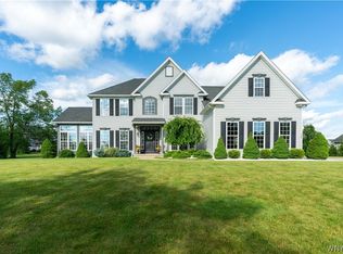 17 Graystone Ln, Orchard Park, NY 14127