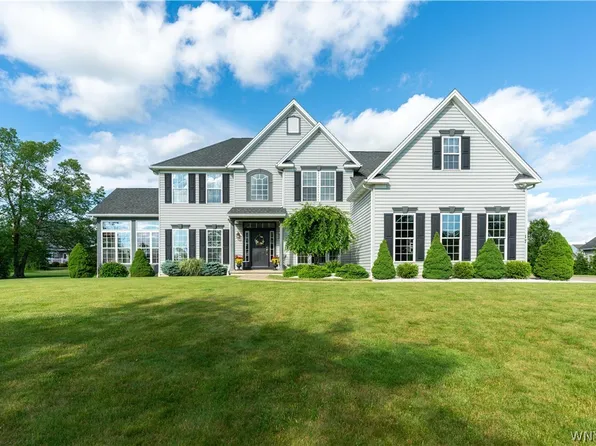 17 Graystone Ln, Orchard Park, NY 14127