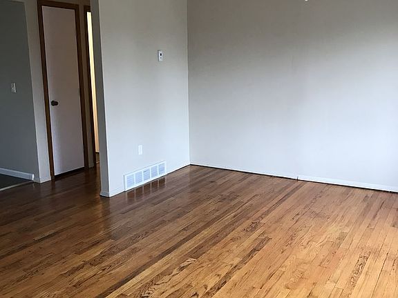 3rd image of 817 Thornwood Blvd