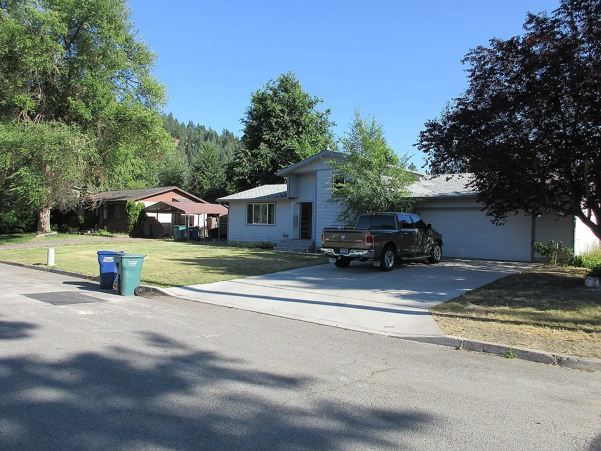 Building Photo - 1304 E Borah Ave