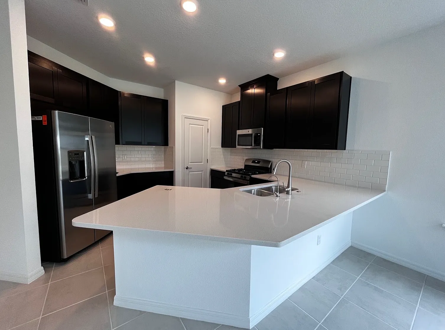 5 bed, 3.5 bath, 2100 sqft, $4,500 — Photo 2