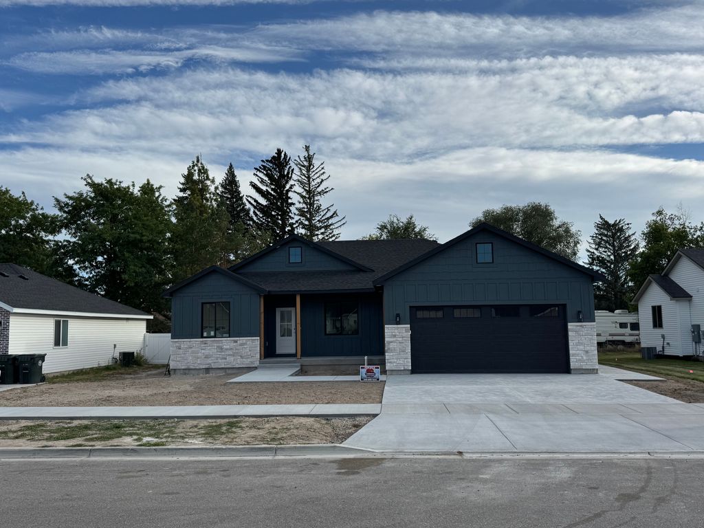 1043 Harris Loop - Property Image