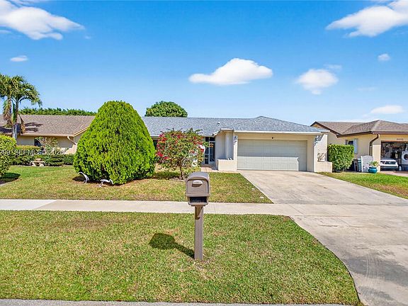 3rd image of 10681 Greenbriar Ct