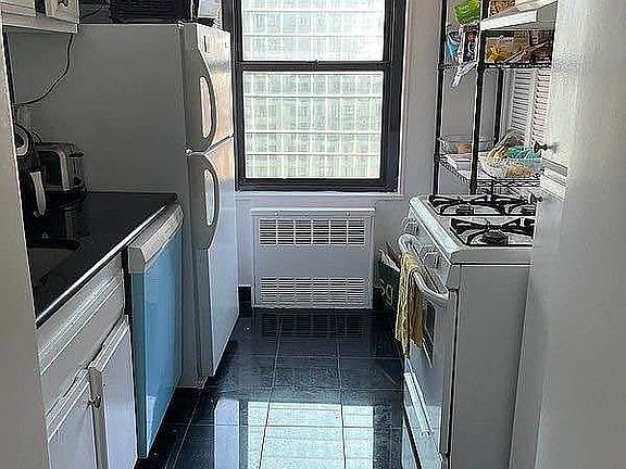 5th image of 279 E 44th St APT 12C