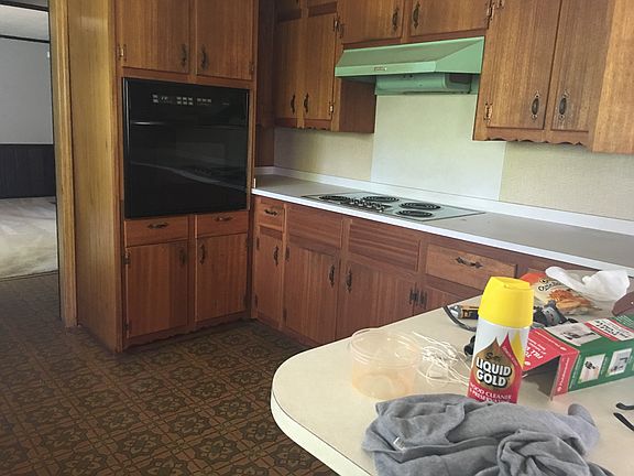 Kitchen with breakfast bar