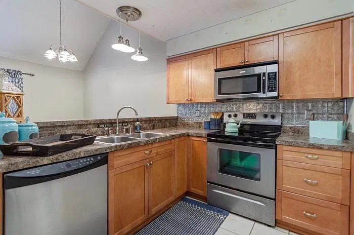 943 Ashley Ln — Photo 2
