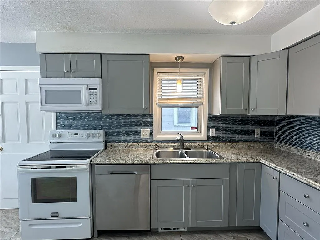 Updated Mpls 3-bed, 1-bath available October 1st — Photo 1