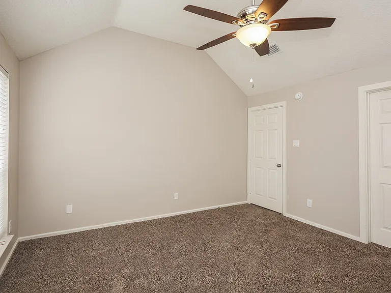 657 Edgewood Dr — Photo 10
