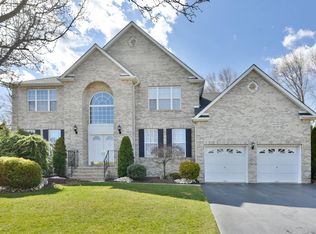 8 Pueblo Ct, Morganville, NJ 07751