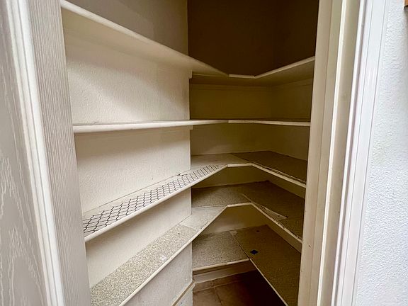 4th image of 2306 Holly Dr