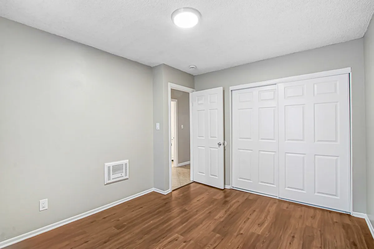 Building Photo - 2 bedroom 1 bath units