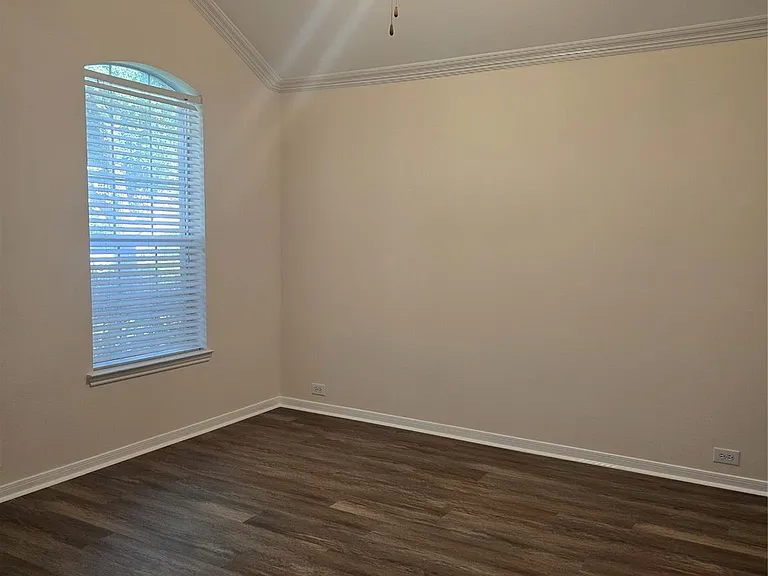 2706 Courtyard Ln — Photo 4