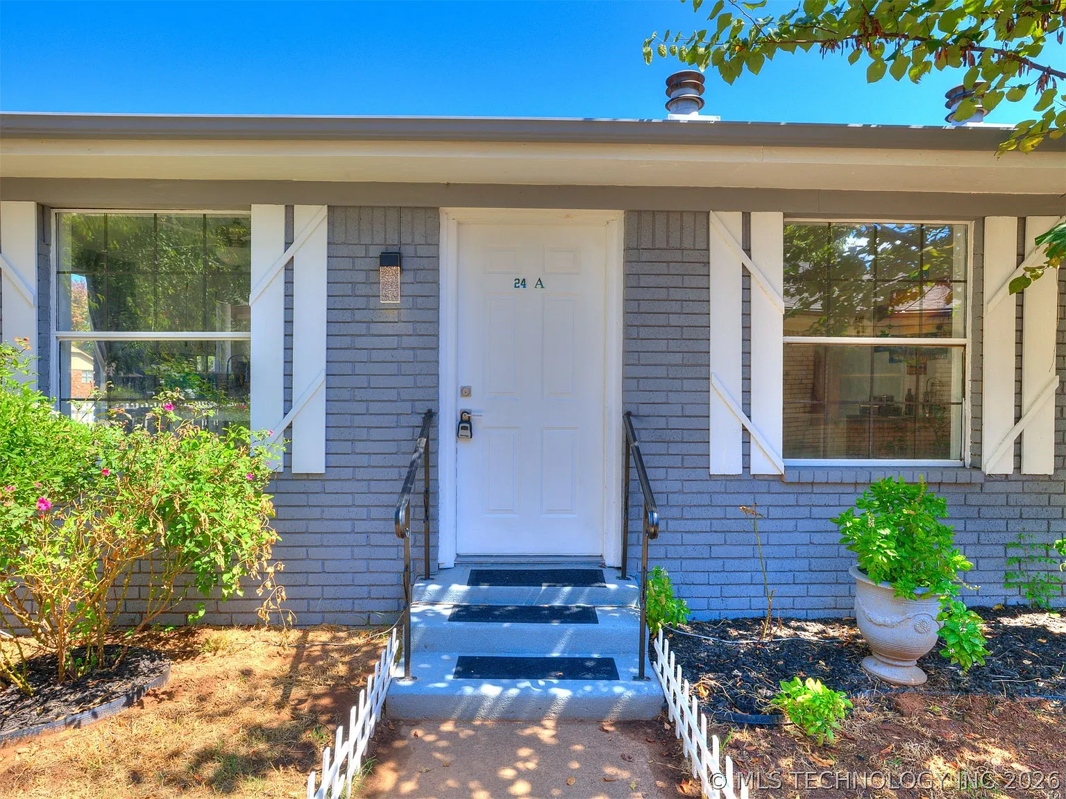2 bed, 1.0 bath, 892 sqft, $1,460 — Photo 3