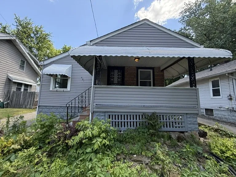 621 Hudson Ave — Photo 1