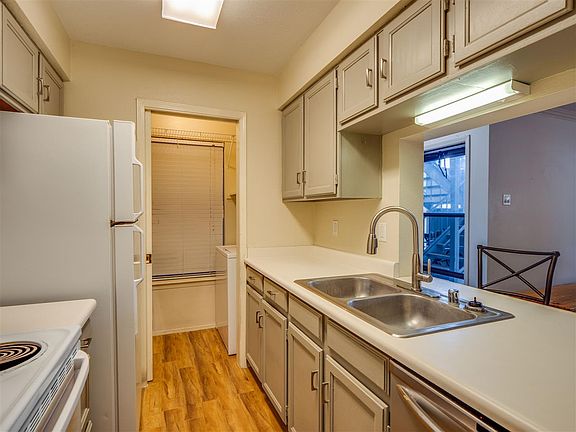 5th image of 505 Oppenheimer Dr APT 202