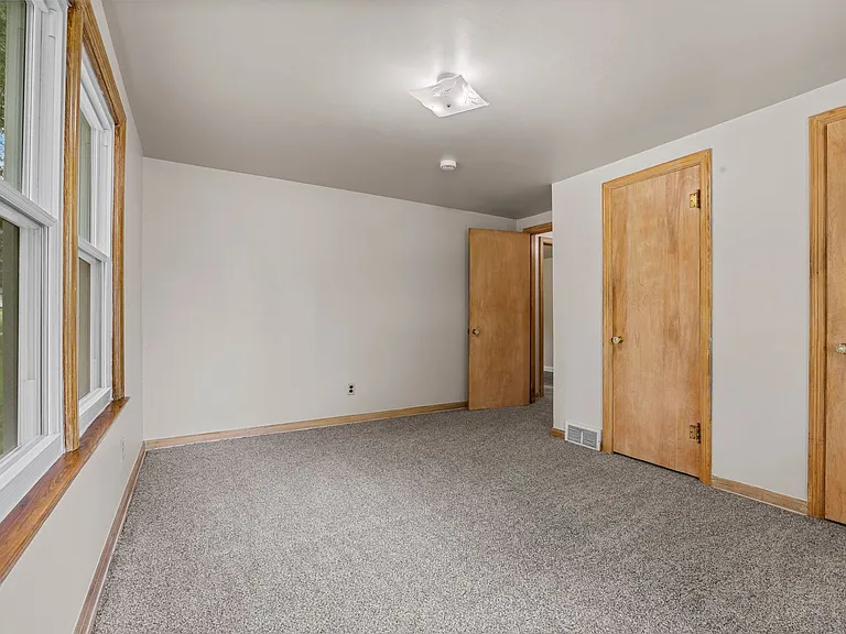 3401 Seneca Ave — Photo 12