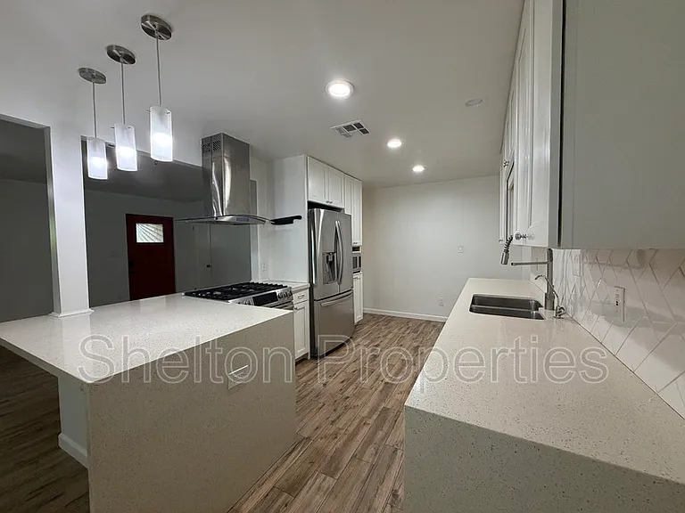 2514 E Fairmount Ave — Photo 1