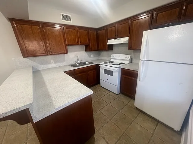 1620 W Kuhn St #6 — Photo 3