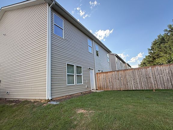 3rd image of 460 Oakwood Dr