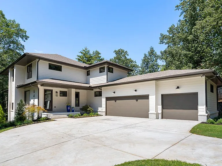 6447 Vernon Woods Dr — Photo 2