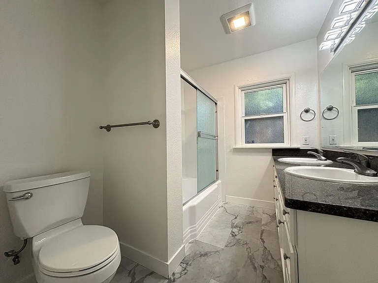 Charming 2 Bedroom, 2 Bathroom Home in Redwood City — Photo 27