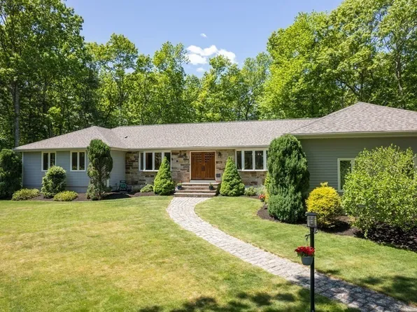 28 Ramblewood Dr, North Easton, MA 02356