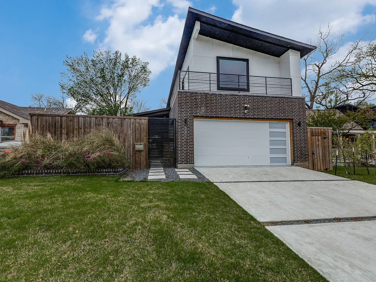 5 bed, 5.5 bath, 4180 sqft, $15,000 — Photo 3