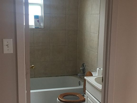 4th image of 3719 Mistletoe St