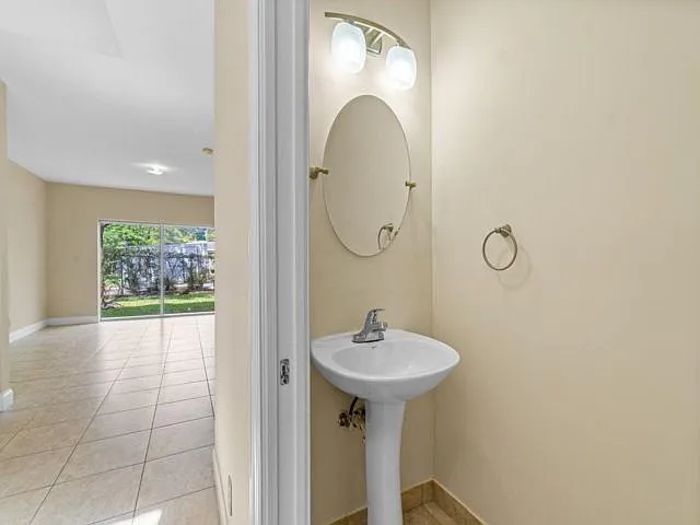 4 bed, 2.0 bath, $4,150 — Photo 2
