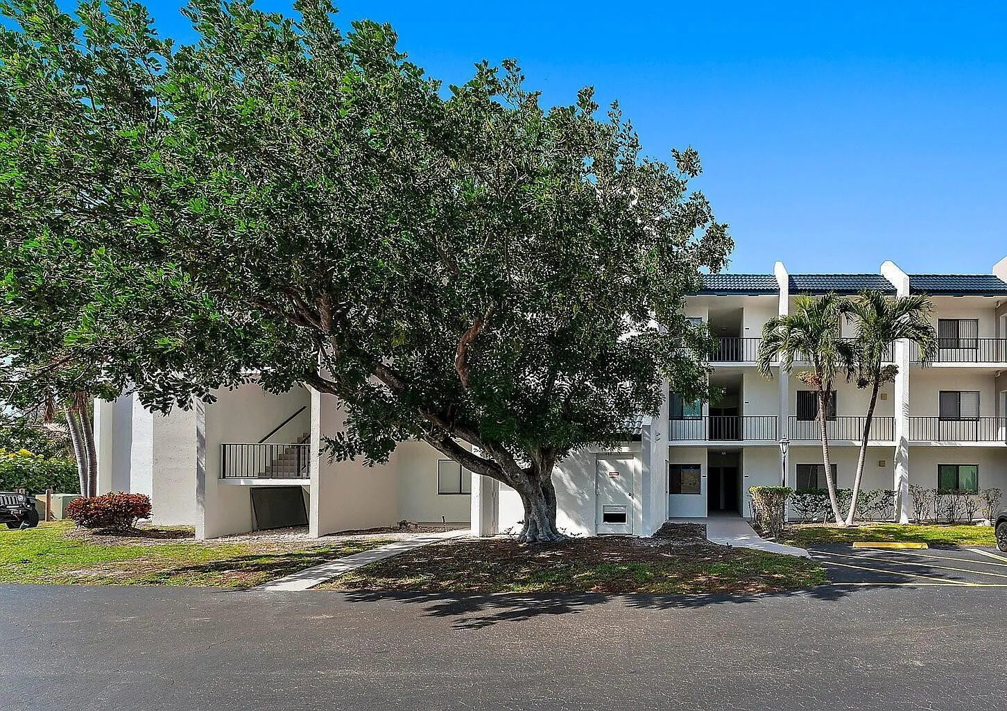 2 bed, 2.0 bath, 1200 sqft, $2,200 — Photo 2