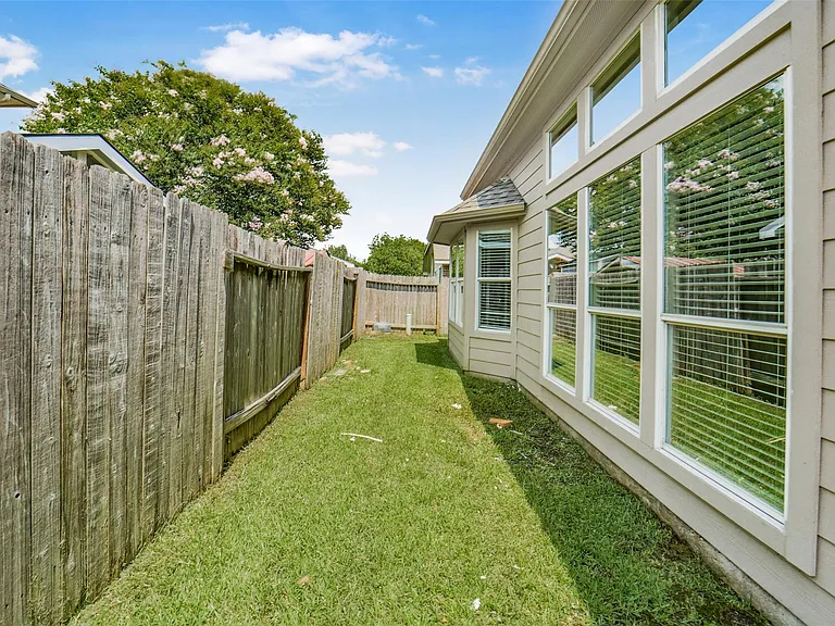 19254 Dillsbury Ct — Photo 44