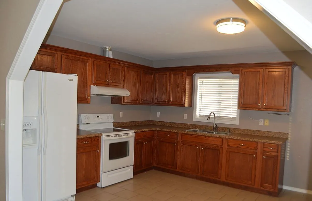 3 bed, 1200 sqft, $1,700 — Photo 3