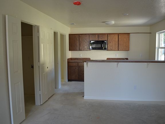 3rd image of 208 W Robin Ln