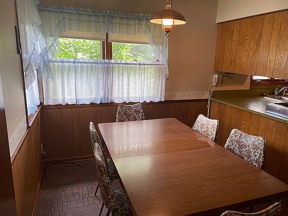 Kitchen dining area