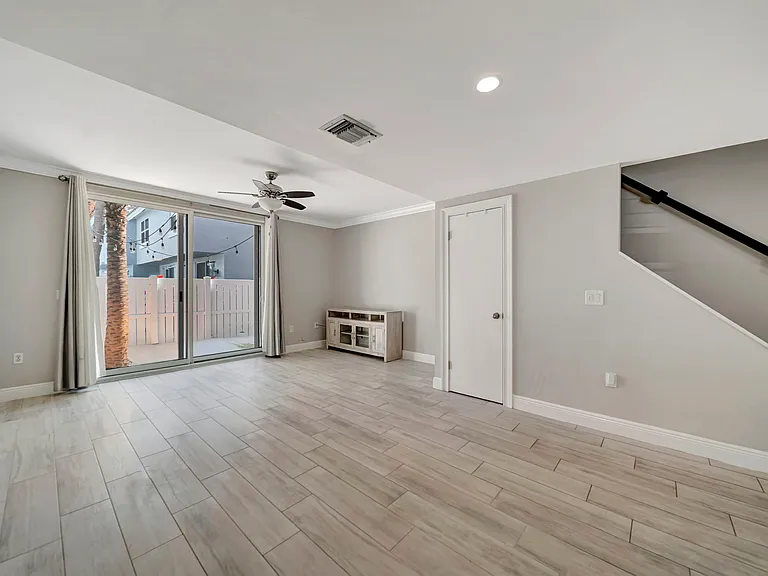 1012 E Jeffery St — Photo 9
