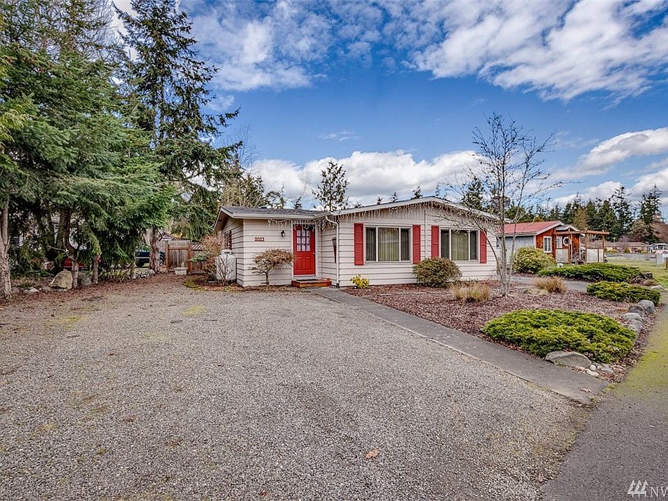 This home is located on a low-traffic cul-de-sac in the Towne Point neighborhood, close to bus route, shopping, and medical facilities.  