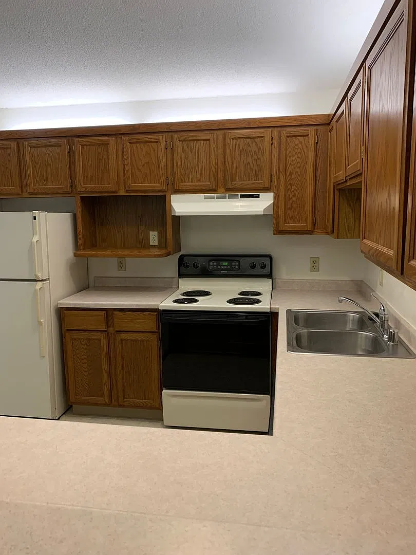 White Manor — Photo 3