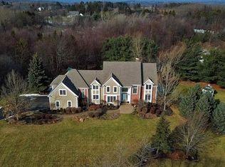 16 Whisperwood Dr, Victor, NY 14564
