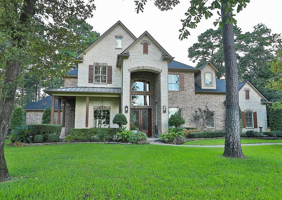 Gorgeous custom home on 1 acre wooded CDS lot! Golf Course Community! Easy & quick access to all major freeways w/ new 249 Tollway!38 KW whole house Generator!