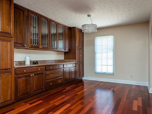 3rd image of 943 Greenbriar Dr