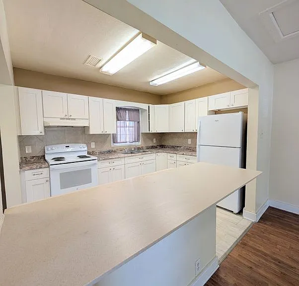 1200 W Kaley Ave — Photo 4