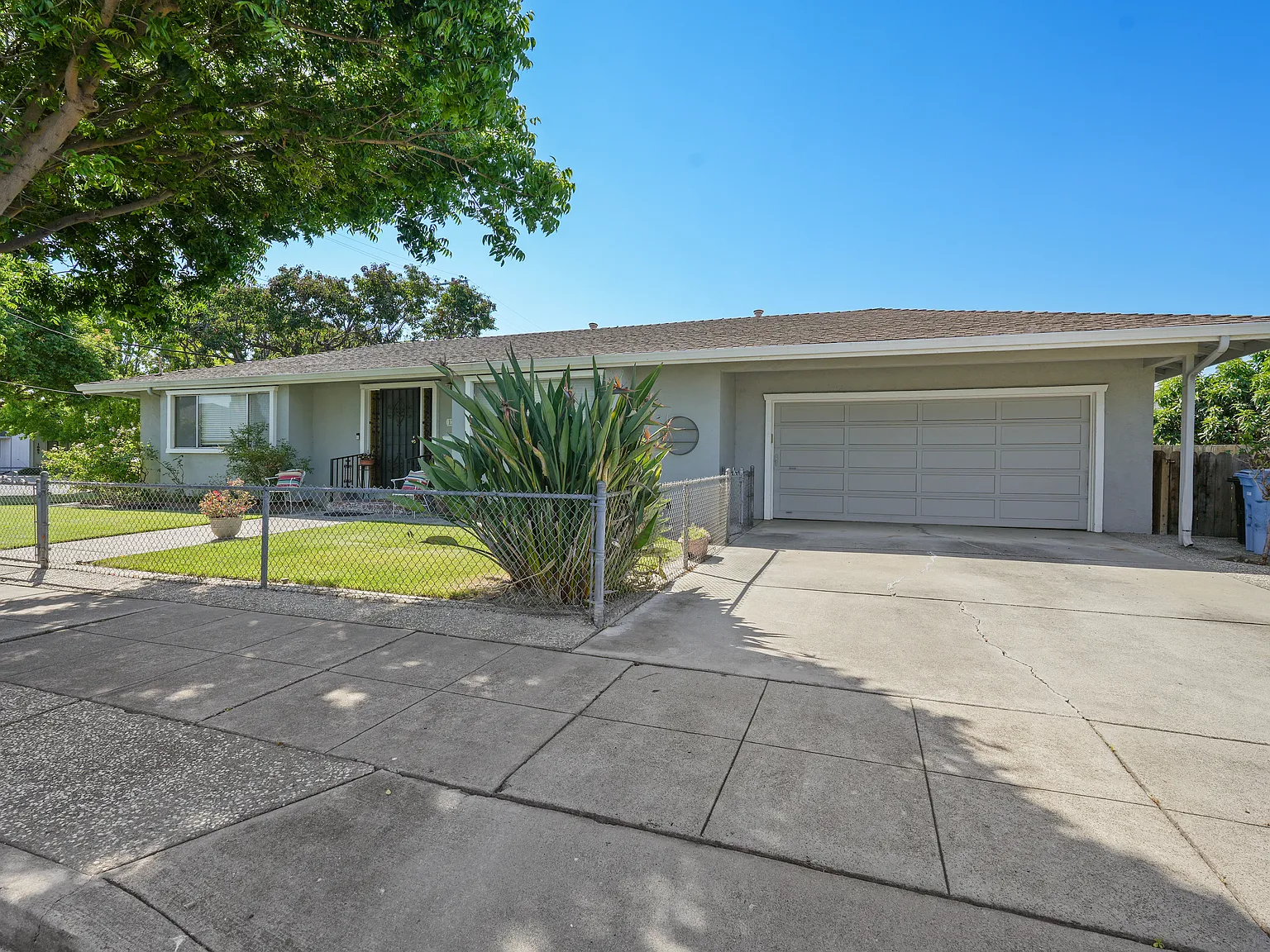 3 bed, 2.0 bath, 1252 sqft, $4,500 — Photo 1