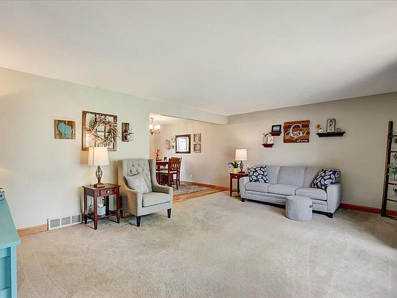 3rd image of 450 E Darlene Ln