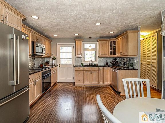 3rd image of 25 Overbrook Ave